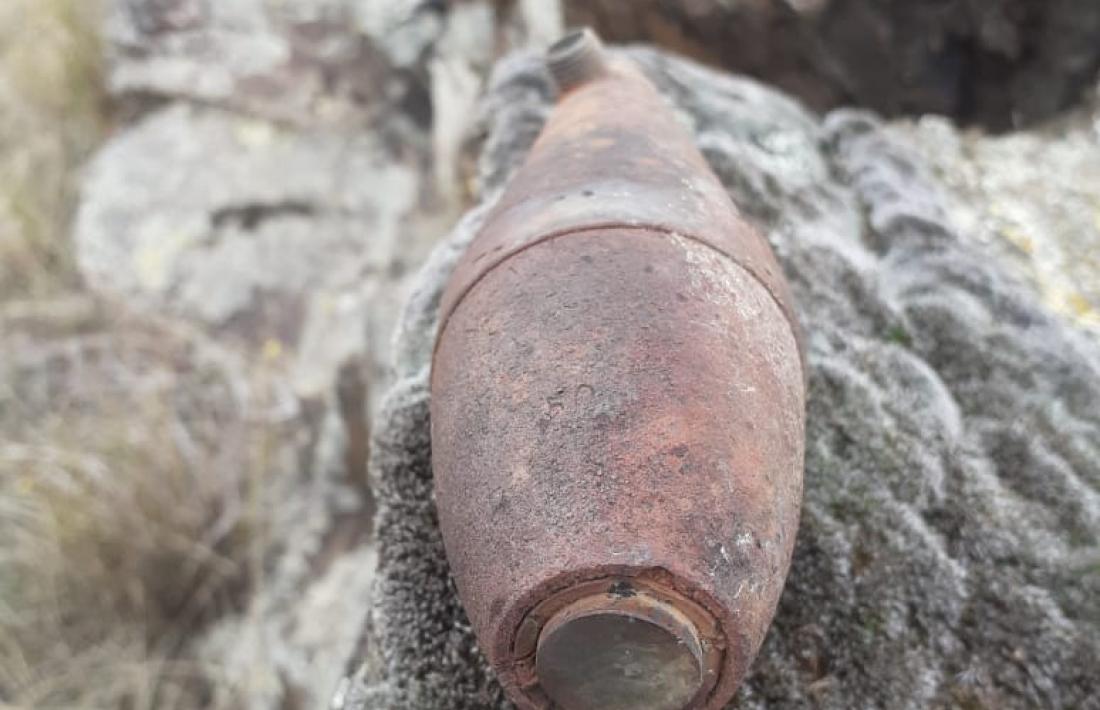 El projectil localitzat el cap de setmana per Casamajor a Guils, fotografiat ‘in situ’: es conservava en la cavitat d’una roca i amb la càrrega explosiva íntegra (mig quilo de trilita, glups), tot i que havia perdut la cua i el detonador. 