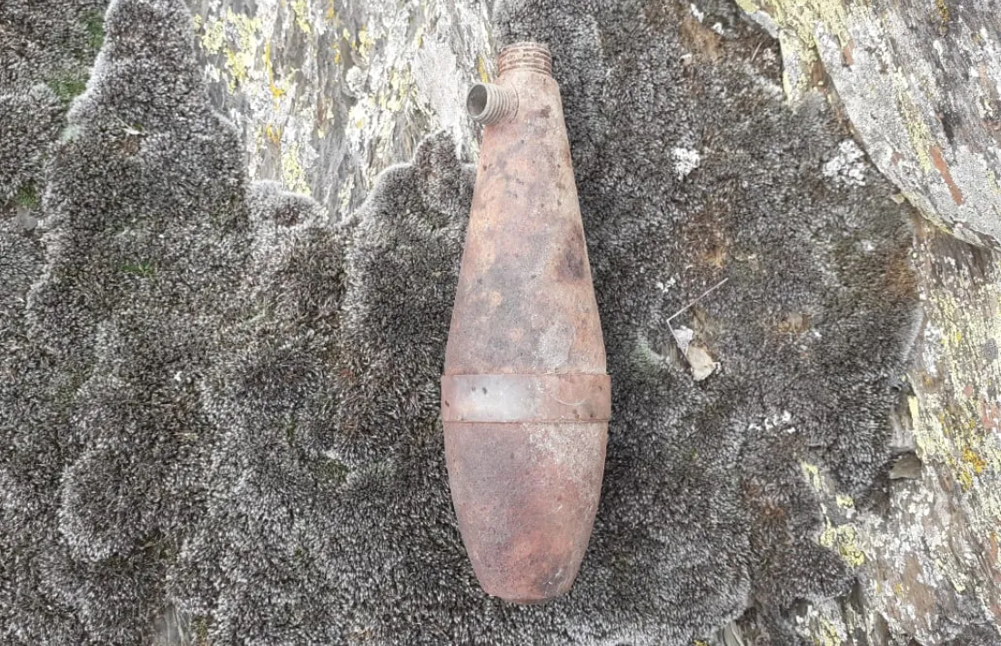 El projectil localitzat el cap de setmana per Casamajor a Guils, fotografiat ‘in situ’: es conservava en la cavitat d’una roca i amb la càrrega explosiva íntegra (mig quilo de trilita, glups), tot i que havia perdut la cua i el detonador. 