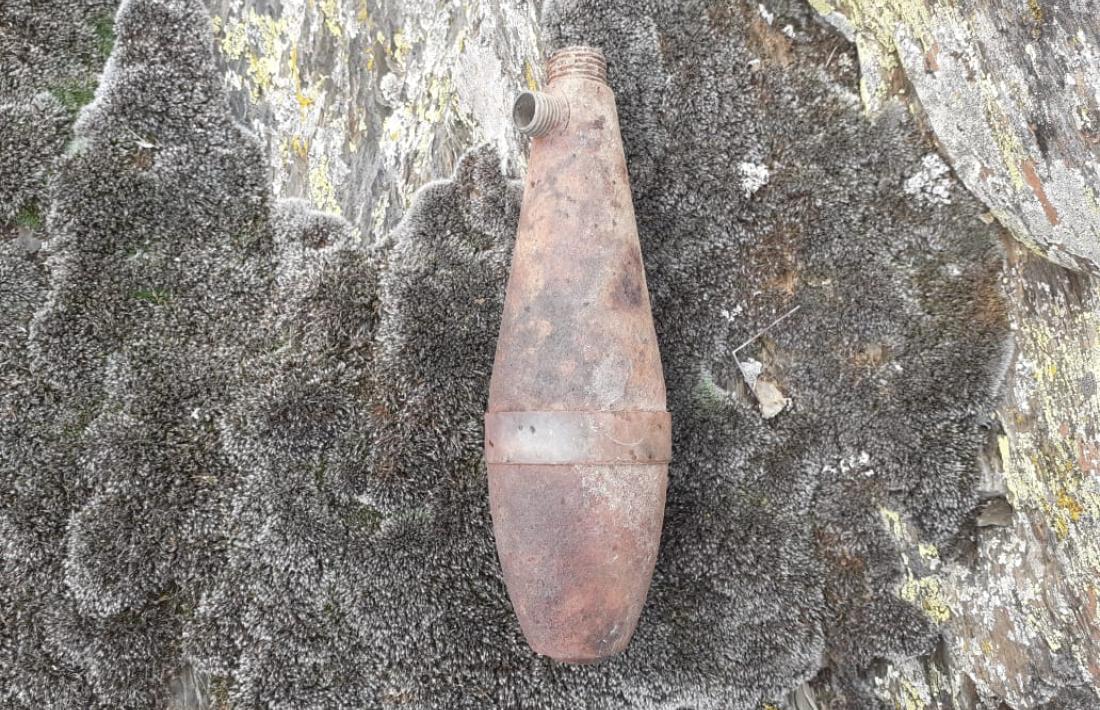 El projectil localitzat el cap de setmana per Casamajor a Guils, fotografiat ‘in situ’: es conservava en la cavitat d’una roca i amb la càrrega explosiva íntegra (mig quilo de trilita, glups), tot i que havia perdut la cua i el detonador. 