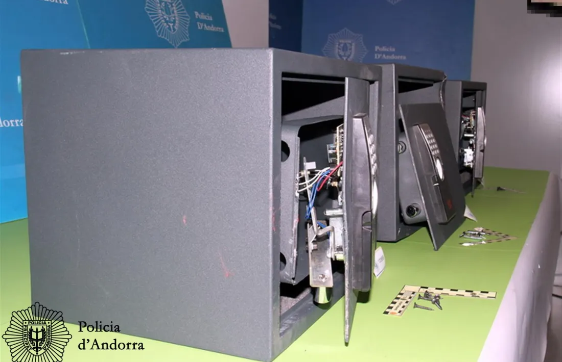 El detingut va forçar tres caixes fortes.