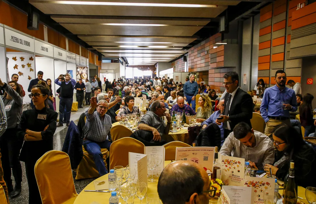 Comensals provant els diferents menús que es van oferir en la Mostra Gastronòmica.