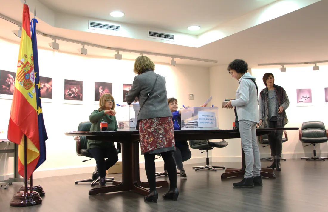 Electors votant al Consolat d'Espanya a Andorra.