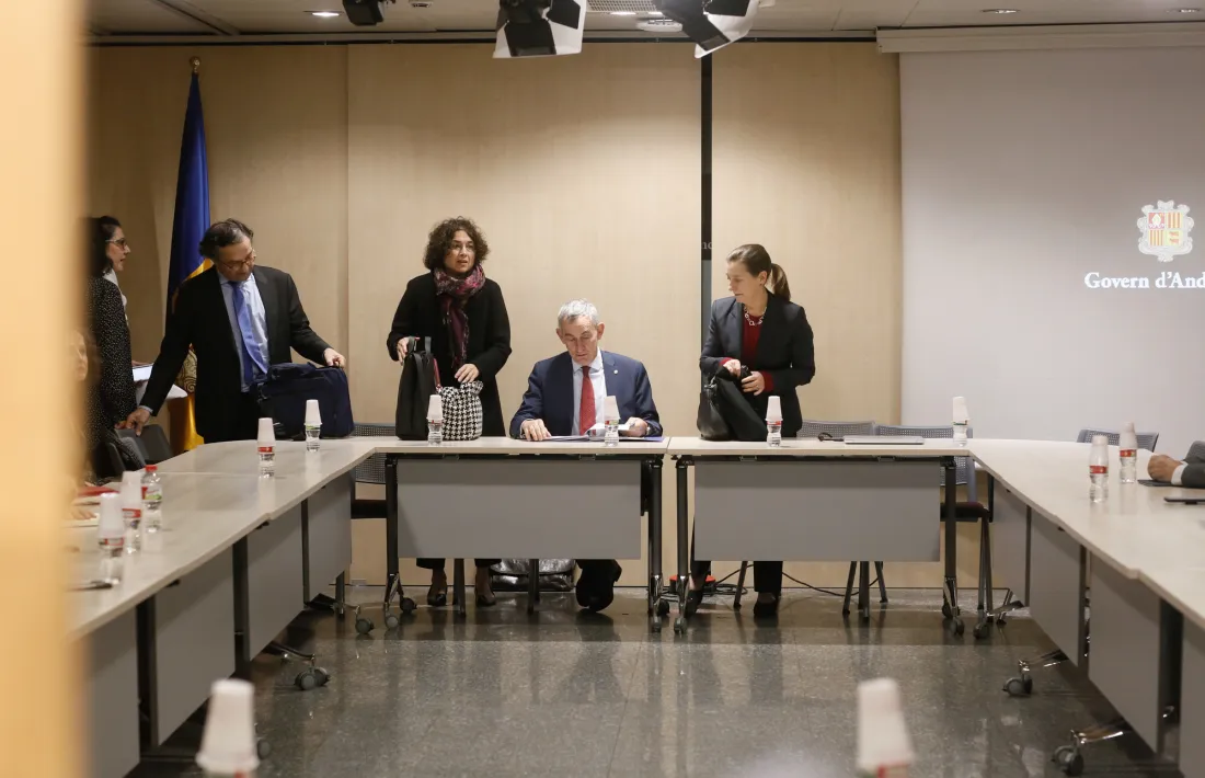 L’ambaixador i la negociadora de la UE, durant la trobada que van mantenir amb els sindicats la setmana passada.