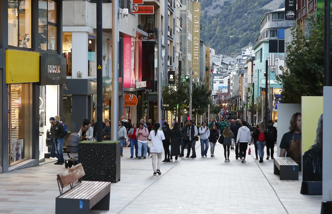 Turistes passejant per Vivand.