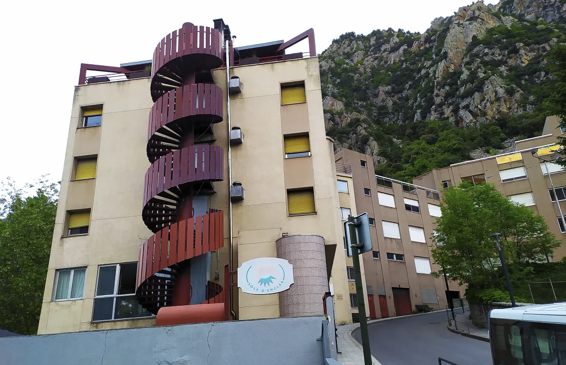 Vista de la façana de l’antiga residència Solà d’Enclar que es convertirà en el CREI.