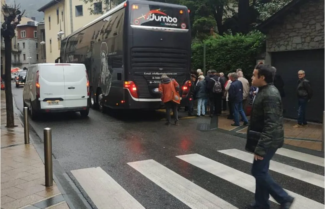 Els autobusos de gran tonatge amb turistes segueixen circulant pel centre històric.