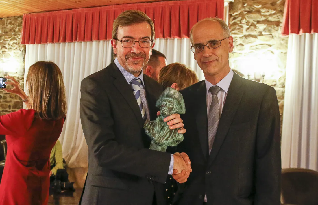 El guanyador de l'última edició del Fiter i Rossell de novel·la, amb el cap de Govern.