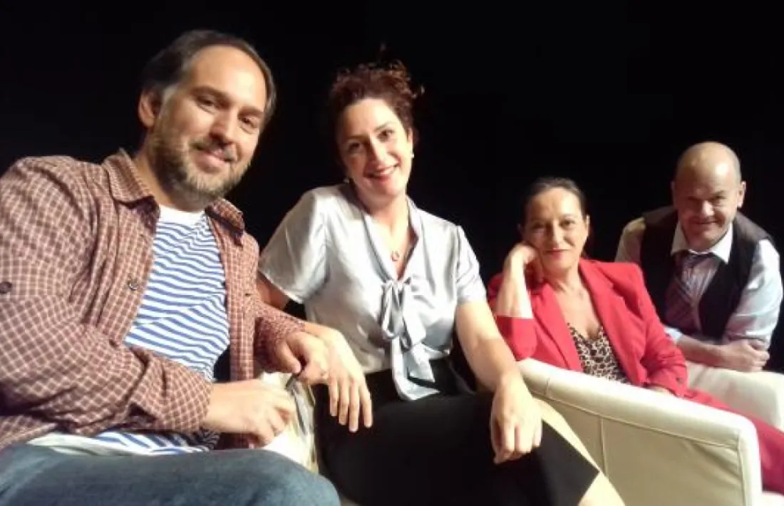 Agustí Franch, amb els protagonistes d''Èxit', en un assaig al setembre a les Fontetes.