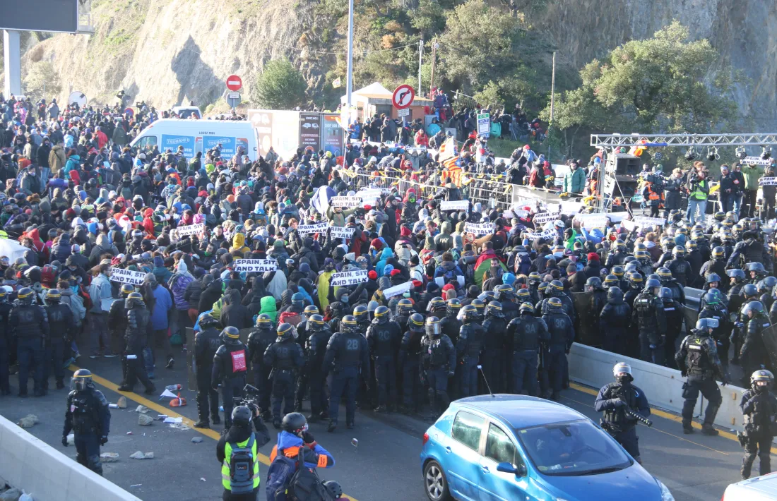 Els manifestants de la Jonquera encapsulats pels mossos i els agents de la gendarmeria.