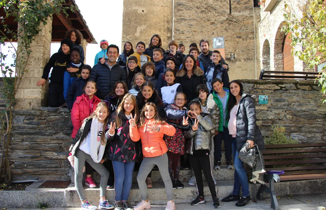 Els infants que ahir van visitar les dependències comunals d'Ordino.