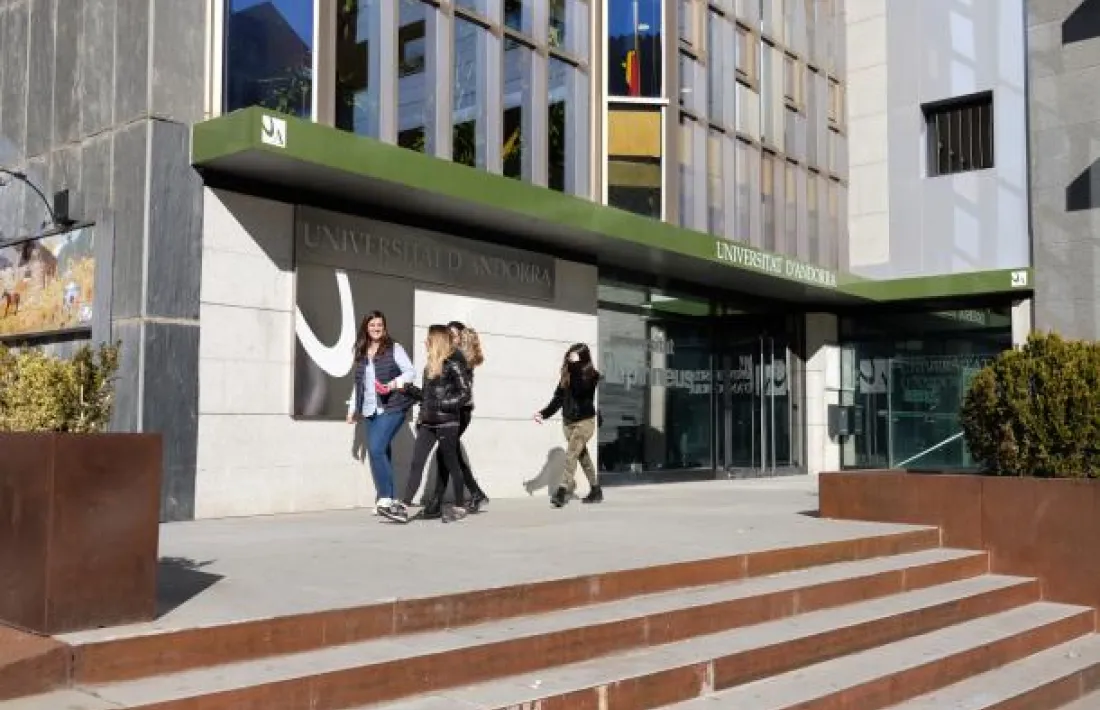 Estudiants a la porta d'entrada de l'UdA.