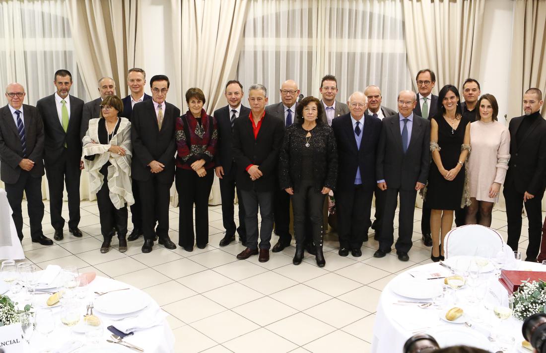 Foto de família dels guanyadors de la 42a Nit Literària, que va tenir lloc ahir a l’hotel Sant Gothard d’Erts.