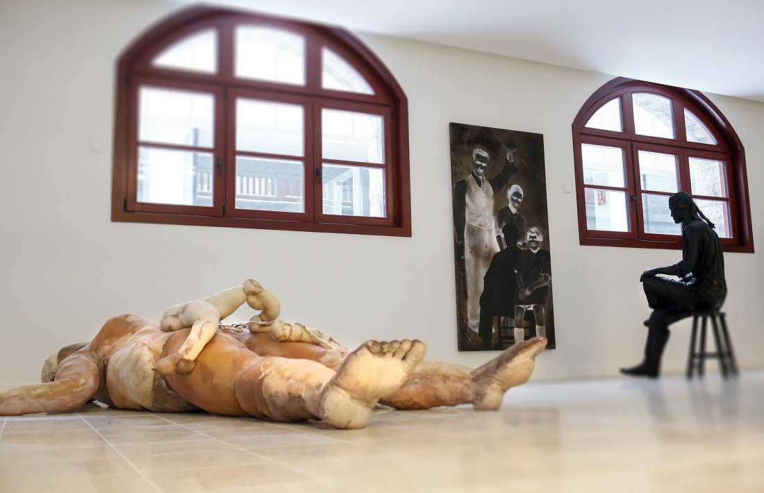 Obres de Zoe i de Sam Bosque al 'hall' del Rosaleda, que s'ha habilitat com a sala d'exposicions.