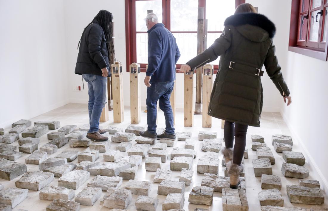 Riva fa equilibrismes sobre una instal·lació de Joan Canal que s'exposa a la planta baixa. A>l fons, Balmaseda i el mateix Canal.