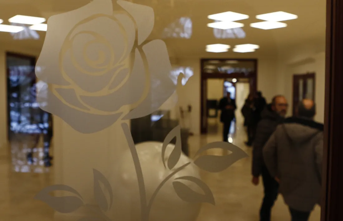 Perspectiva del rebedor del Rosaleda a través d'una vidriera amb l'emblema de l'hotel.