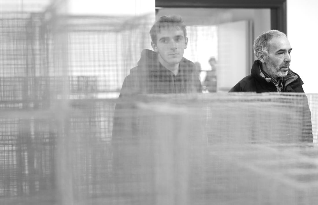 Arnau i Francisco Sánchez, presents ahir a la visita al Rosaleda. L'obra amb què Sánchez va concórrer a la Biennal del 2011 també s'exposa al Rosaleda.
