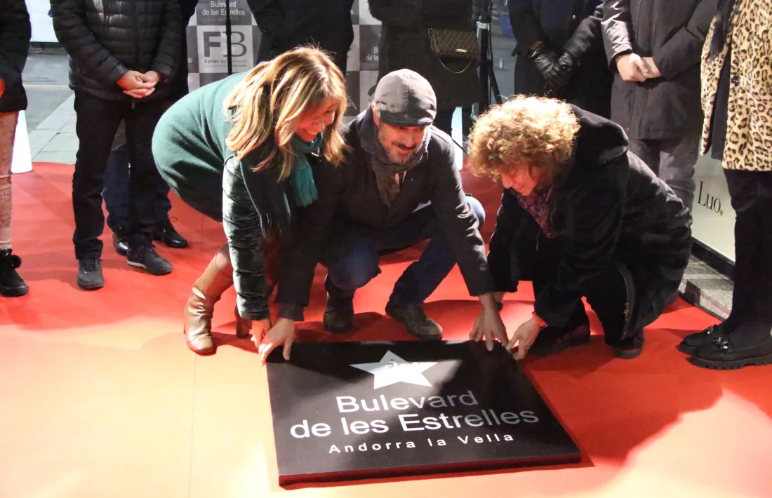 Moment d'extreure la placa per poder veure l'estrella en el Fener Boulevard.