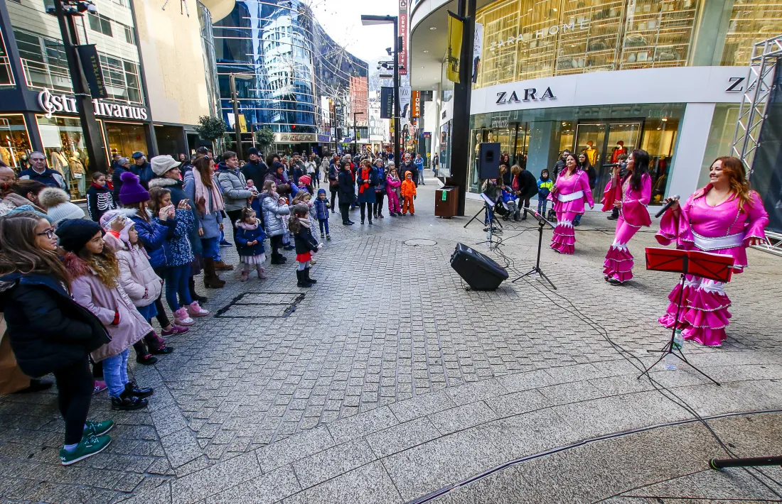  The Dancing Queens va portar ahir la música d’ABBA a l’avinguda Meritxell.
