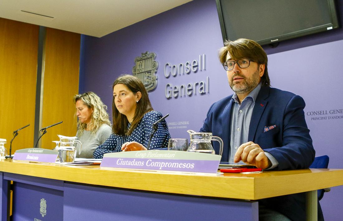 Eva López, Maria Martisella i Carles Naudi van presentar ahir el text de la proposició de llei de transparència i accés a la informació.