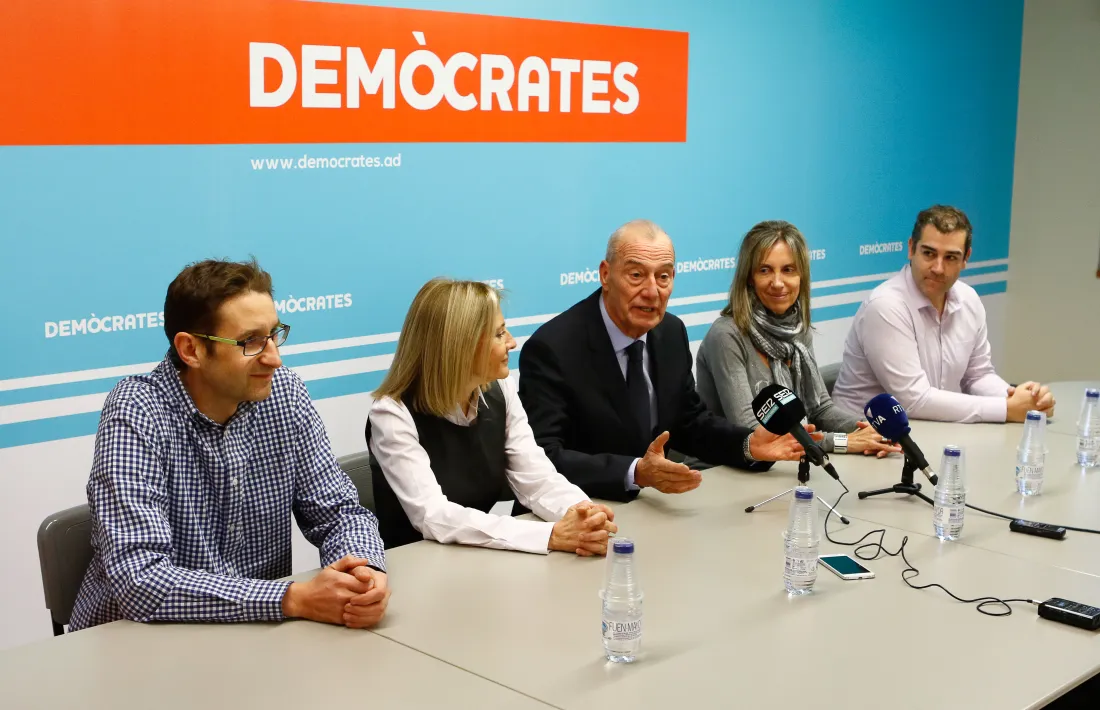 Els membres de la candidatura de Demòcrates, ahir.