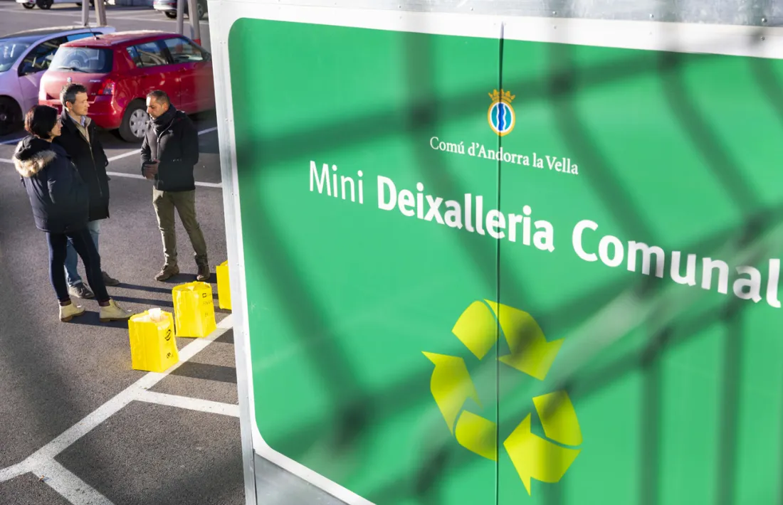 El conseller de Medi Ambient i Innovació, David Astrié, en l'emplaçament de la nova minideixalleria comunal.