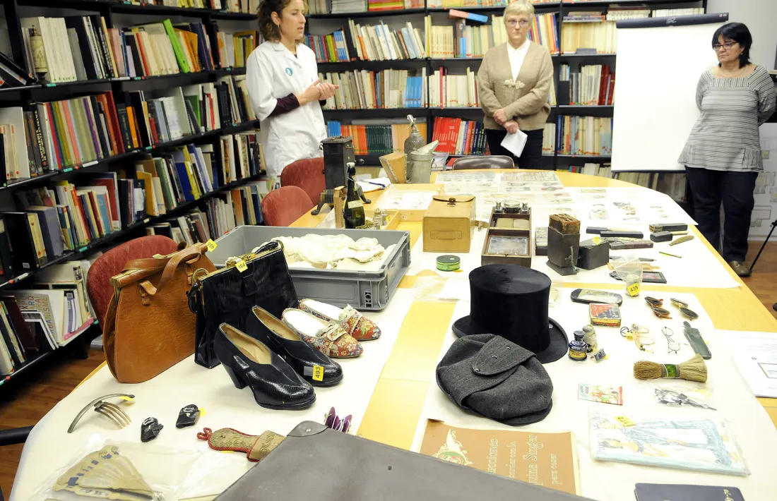 Entre els objectes ara inventariats hi ha vuit ponderals d’entre els segles XVI i XIX, i unes sabates del XVIII.