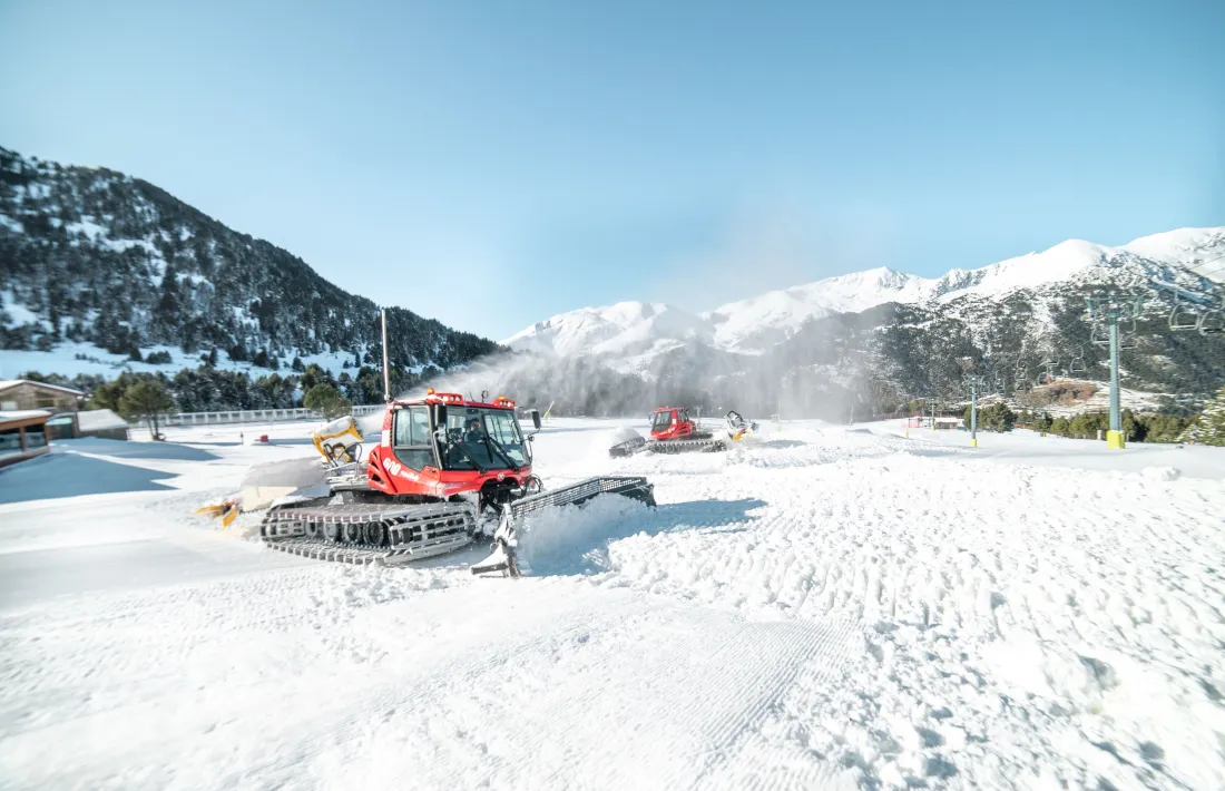 Una màquina treballant a Grandvalira.