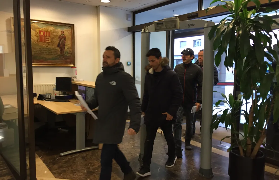 Els membres del cos de bombers entrant ahir a la Batllia.