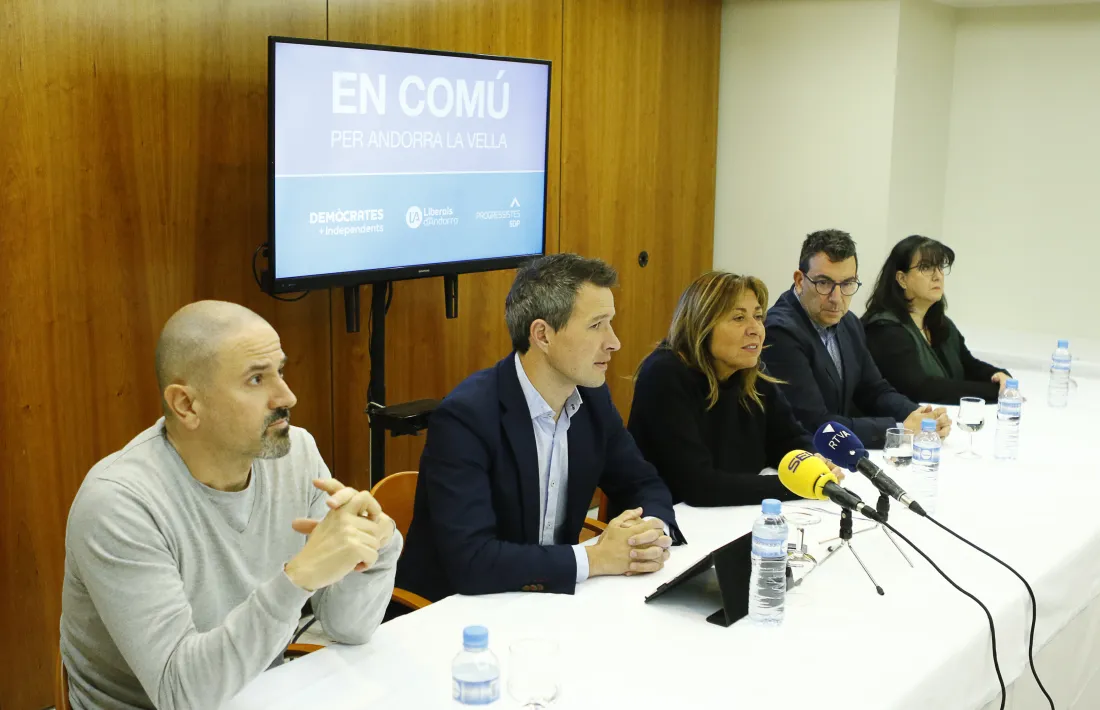 Conxita Marsol amb Gerard Estrella (L’A), David Astrié, Miquel Canturri i Meritxell Pujol (Progressistes-SDP), ahir.