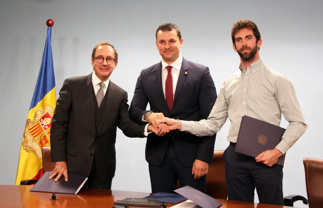 Manzano, Gallardo i Millaret després de signar el conveni.
