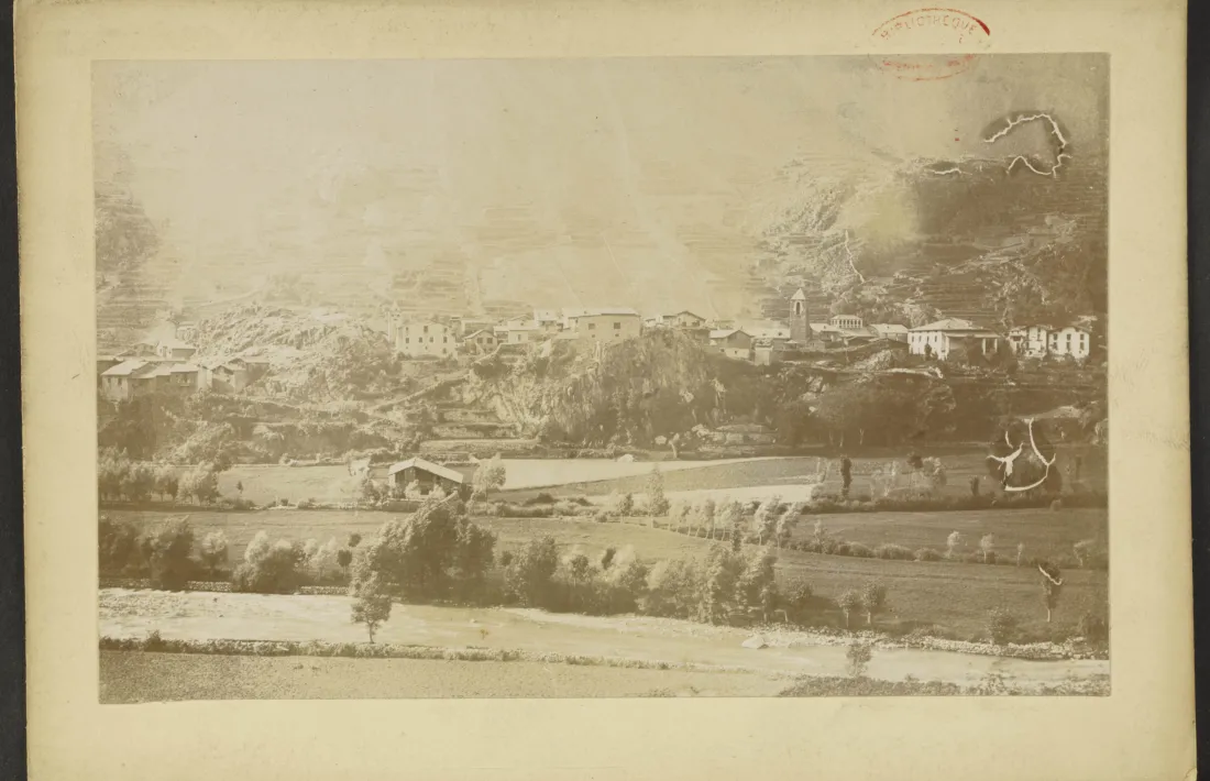  ‘Skyline’ d’Andorra la Vella cap al 1900: arrenca al Pui, passa per Casa de la Vall, Sant Esteve i Casa Rebés.