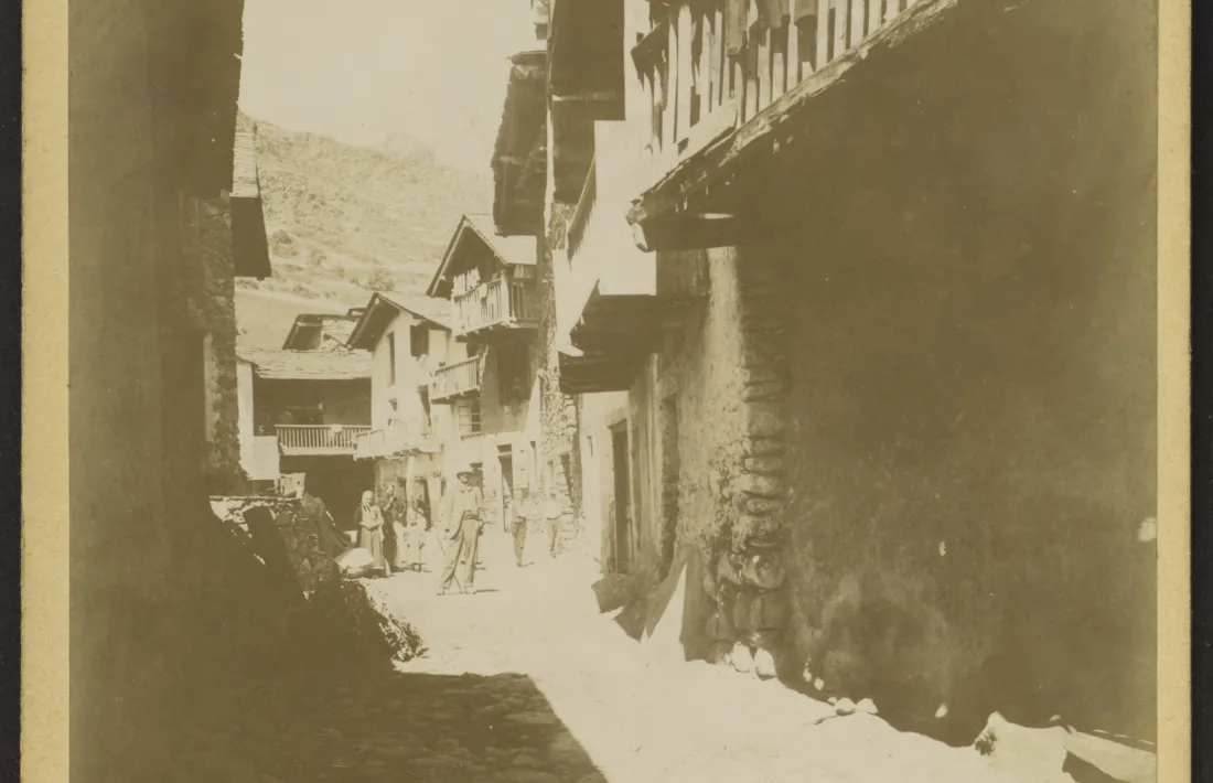 Carrer major de la Mosquera, posem que cap al 1900. 