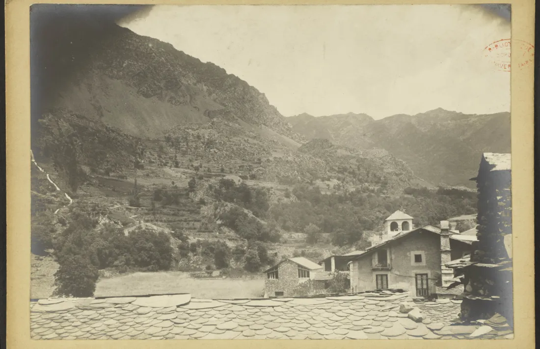 Teulades d'Andorra la Vella. Al fons, vista lateral del claustre de casa Cintet, a l'actual plaça Benlloch.