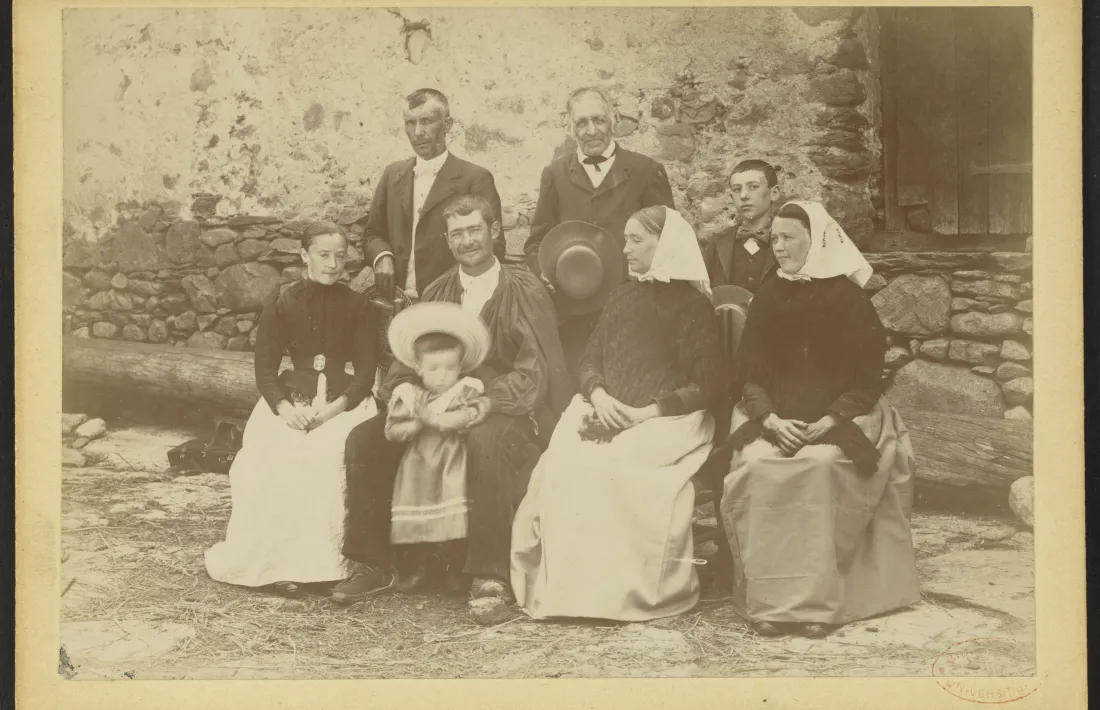 Retrat de la família Lluís de Mas. La primera de la dreta, asseguda, és Dolors Picart.