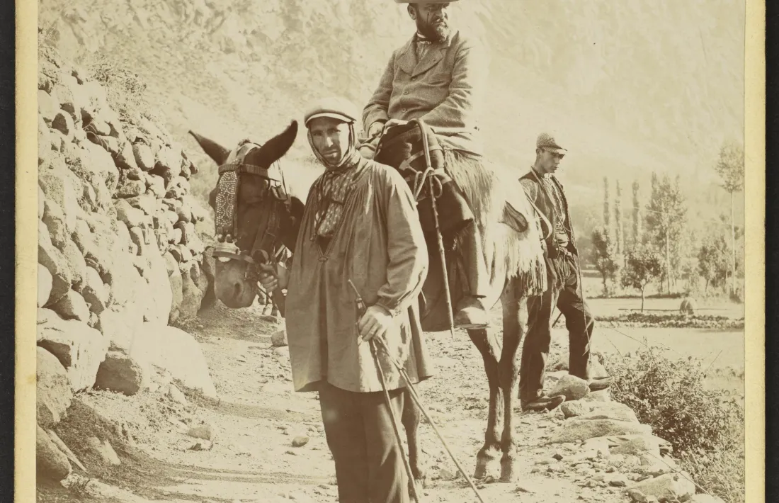 Traginer amb matxo i viatger colonial, possiblement M. Julien, company de Brutails durant l'excursió andorrana del 1900.
