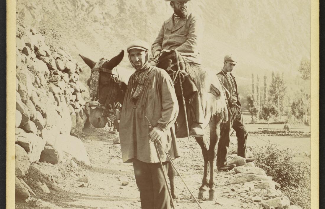 Traginer amb matxo i viatger colonial, possiblement M. Julien, company de Brutails durant l'excursió andorrana del 1900.