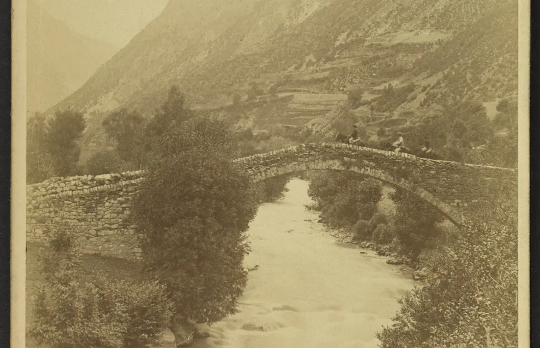 Tres cavallers, qui sap si Romeu, Julien i el mateix Brutails, travessen el pont de la Margineda.