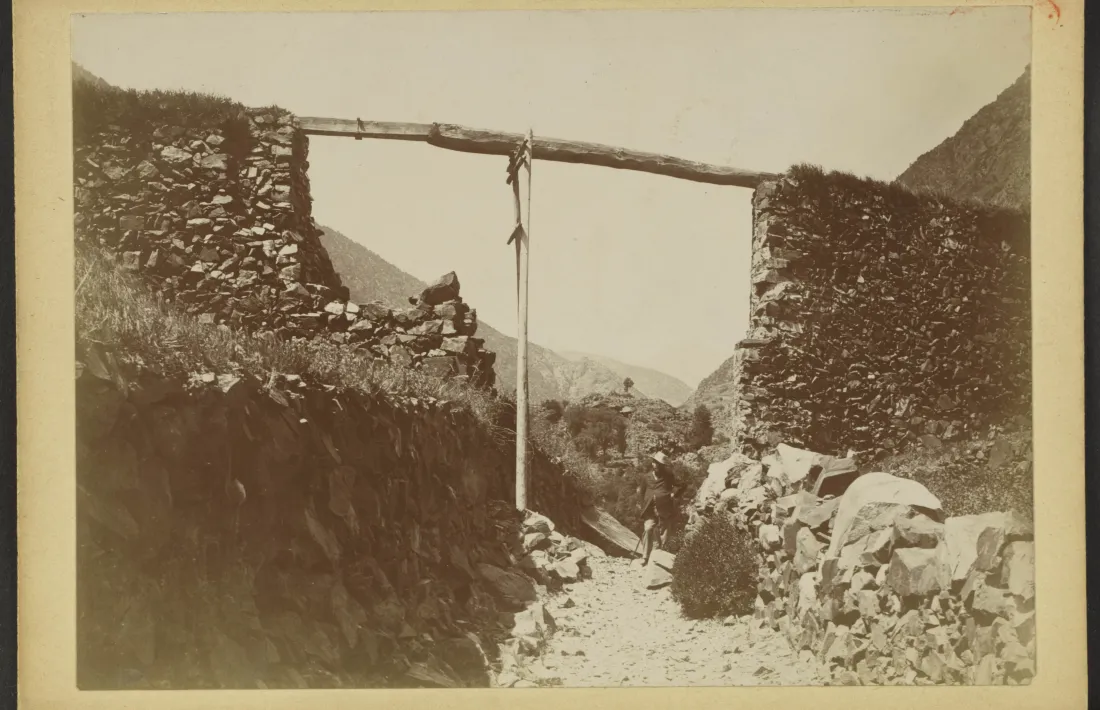 Rec sec i estructura de fusta, possiblement per transportar aigua: ubicació no identificada.