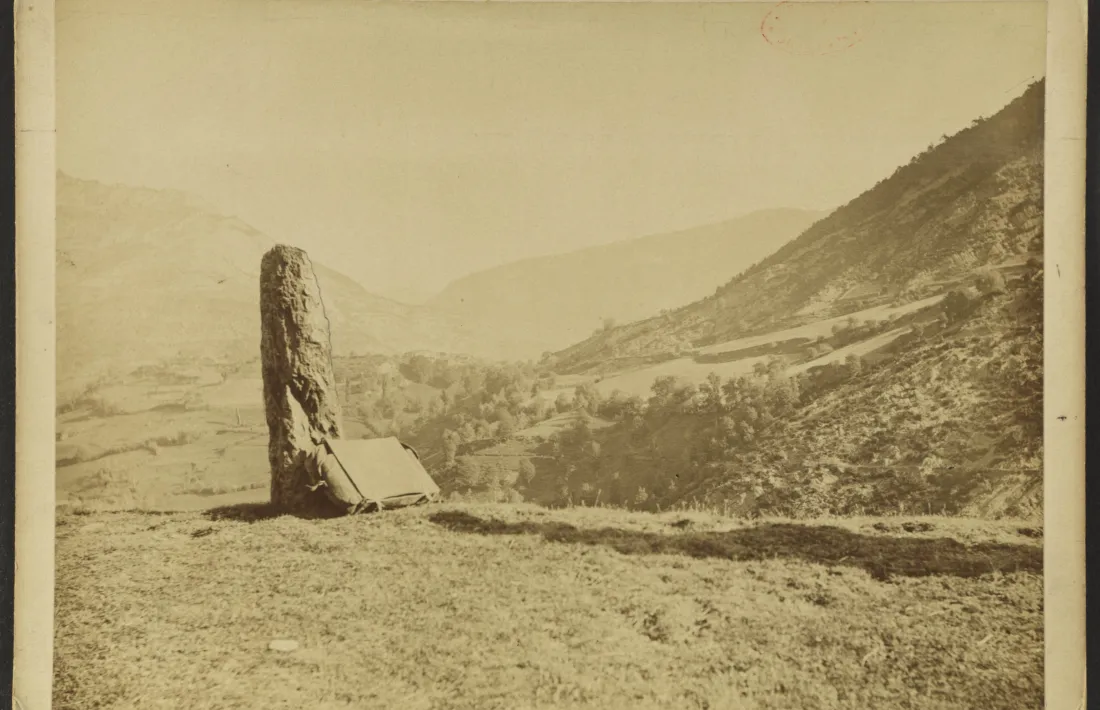 El menhir de la serra de l'Honor, una estampa única i que també va circular profusament, però que a Bordeus de nou no estava identificada.