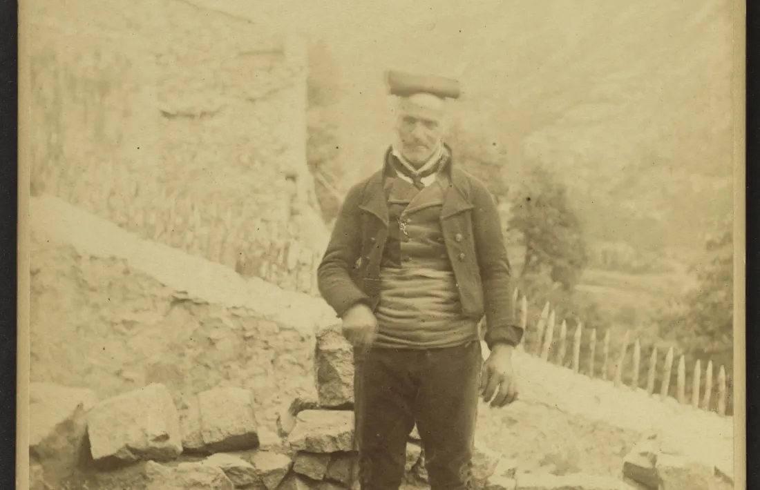 Vell andorrà, tocat amb barretina, jaqueta de vellut i espardenyes: també va circular com a postal.