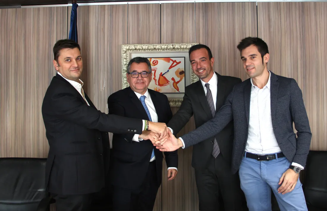  El ministre d'Ordenament Territorial, Jordi Torres, amb els representants de FEDA, Nord Andorrà SA i Mútua Elèctrica de Sant Julià de Lòria.