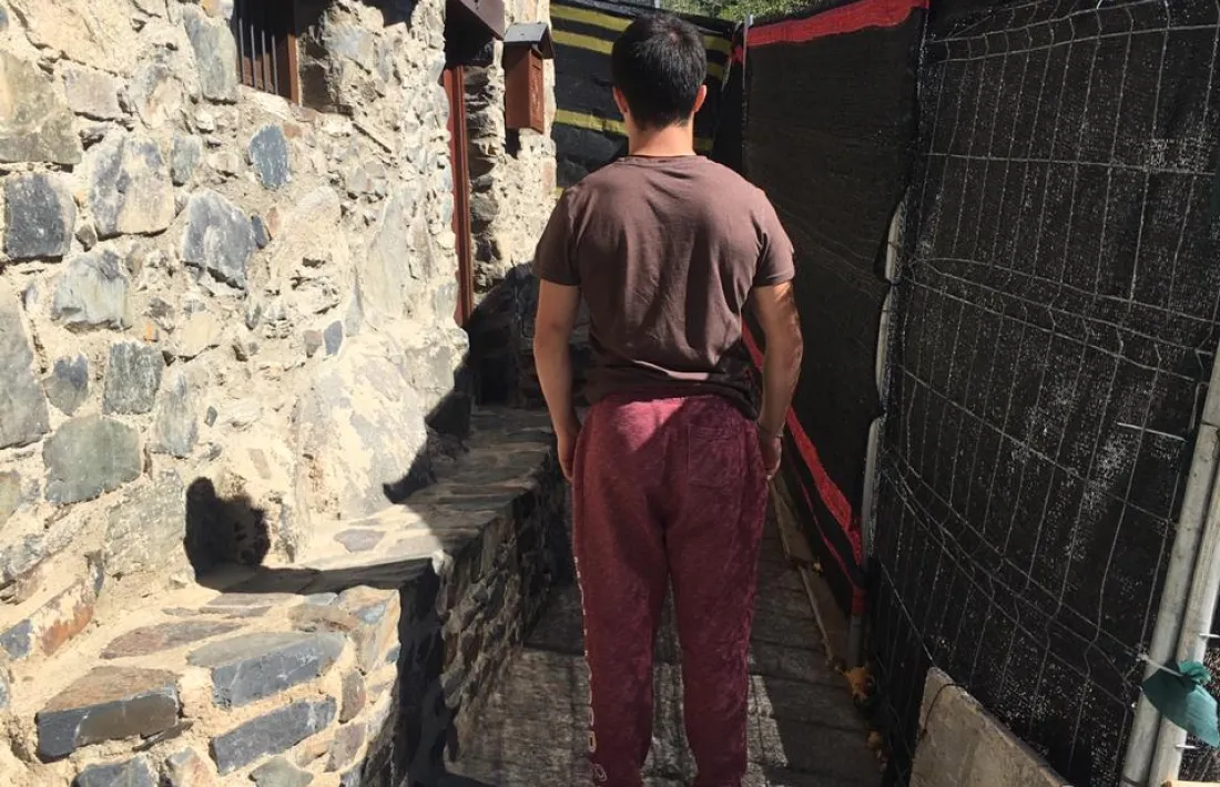 El camí veïnal d’accés a Casa Trenella ha quedat reduït en carreró d’un metre d’ample. A la dreta, la històrica casa pairal, amb la placeta que s’ha cruspit el nou edifici.