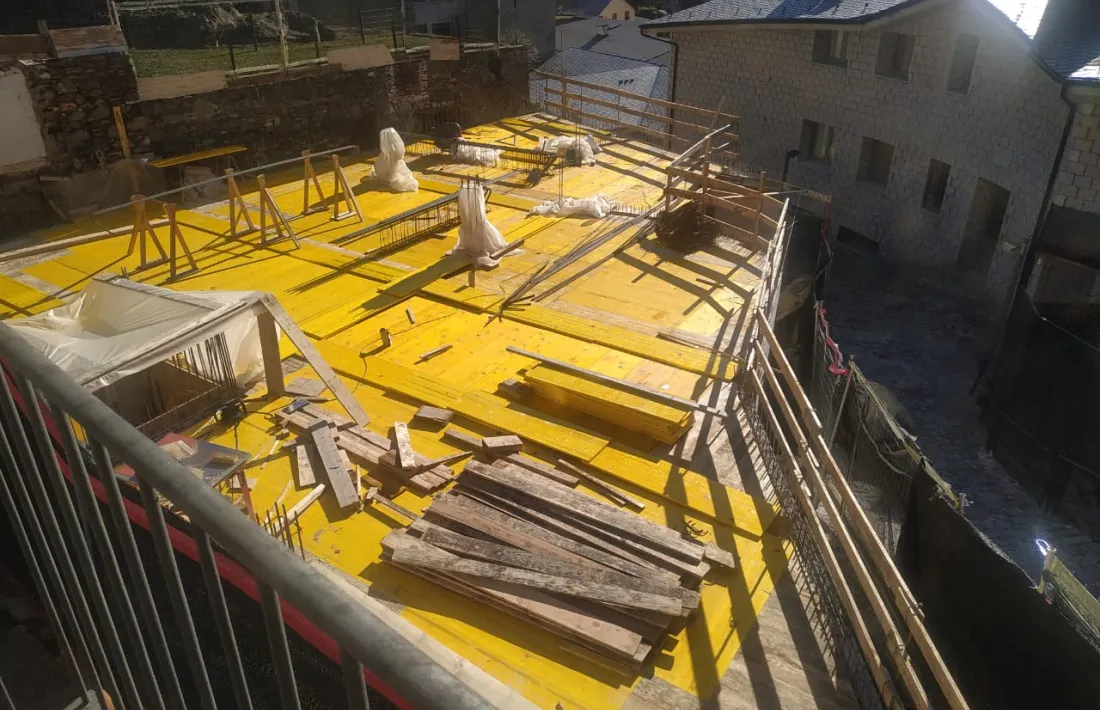 Perspectiva del nou bloc des del balcó de la primera planta de Casa Trenella: quan estigui acabat s’enfilarà fins als dotze metres.