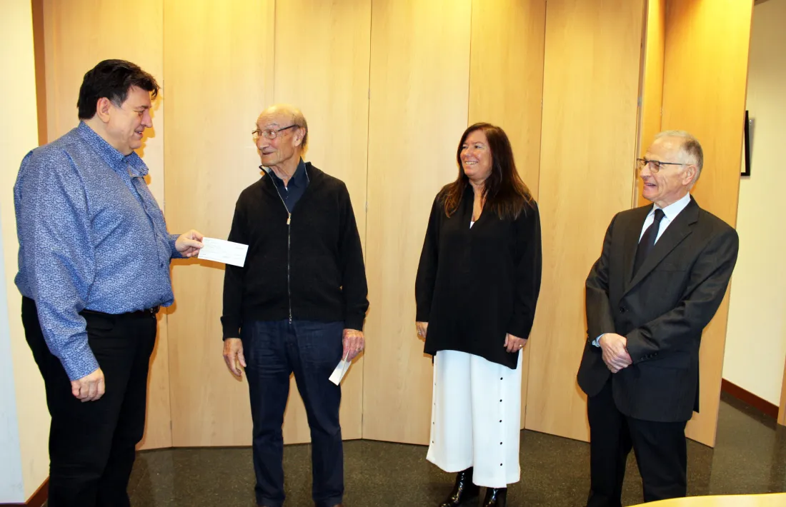 Un moment de l'entrega del xec a Josep Saravia, president d'Assandca.