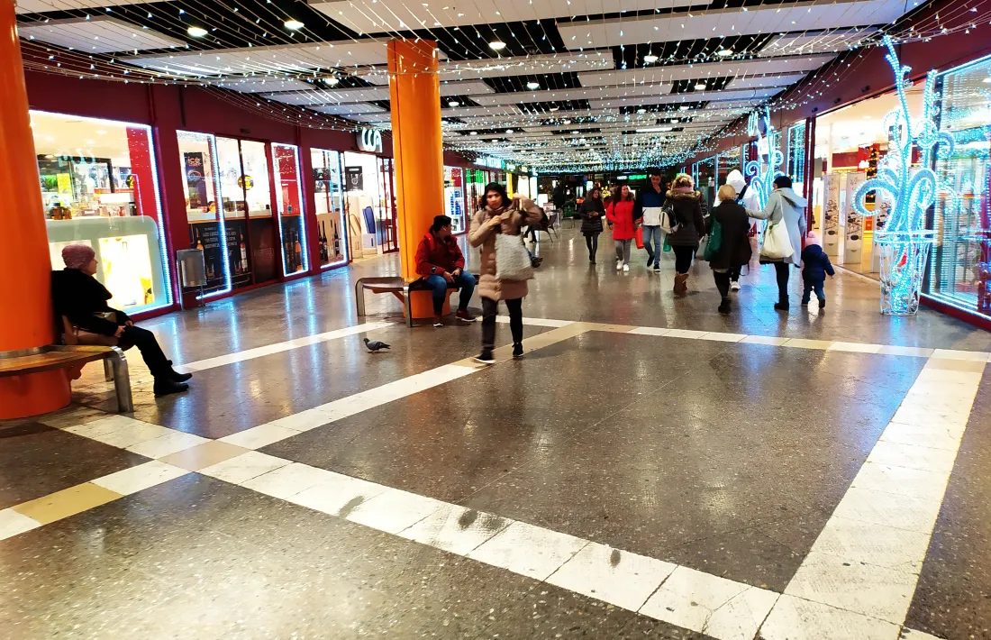 Vianants transitant pel passatge Biscariet.