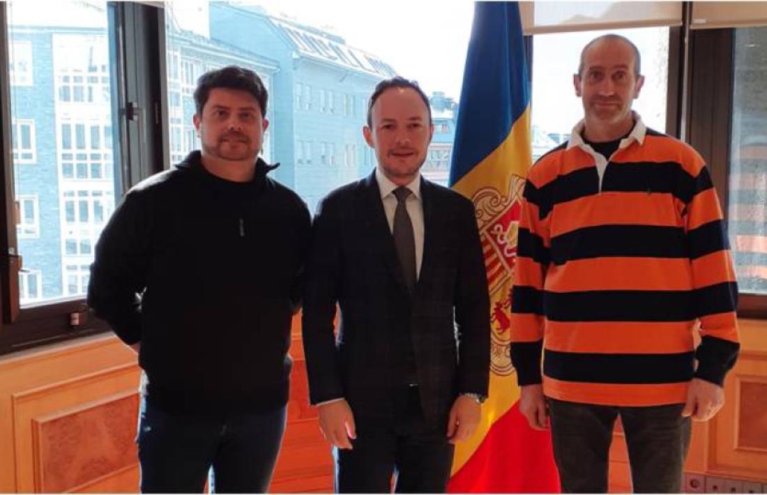 Espot amb els dos representants de l’Associació Andorrana de Monitors d’Esquí.