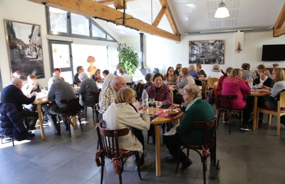 Prop de quaranta persones es van donar cita ahir al migdia per dinar i compartir l’estona a la Llar de Lòria.