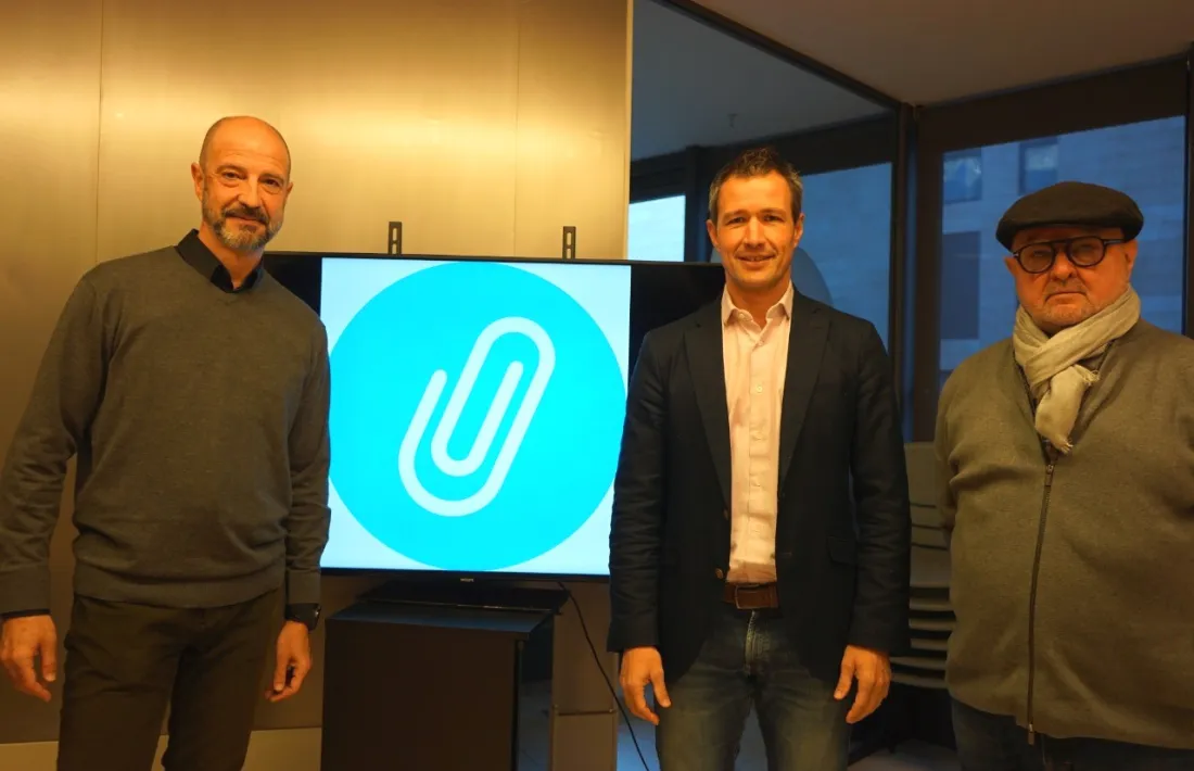 Herver, Astrié i Riba al costat del nou logotip.