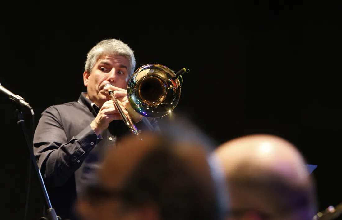 Barceló, trombó enlaire, a l'assaig general de l'edició de l'any passat del concert de la Grossband. Aquesta tocarà un parell de peces al piano i se centrarà en la direcció.