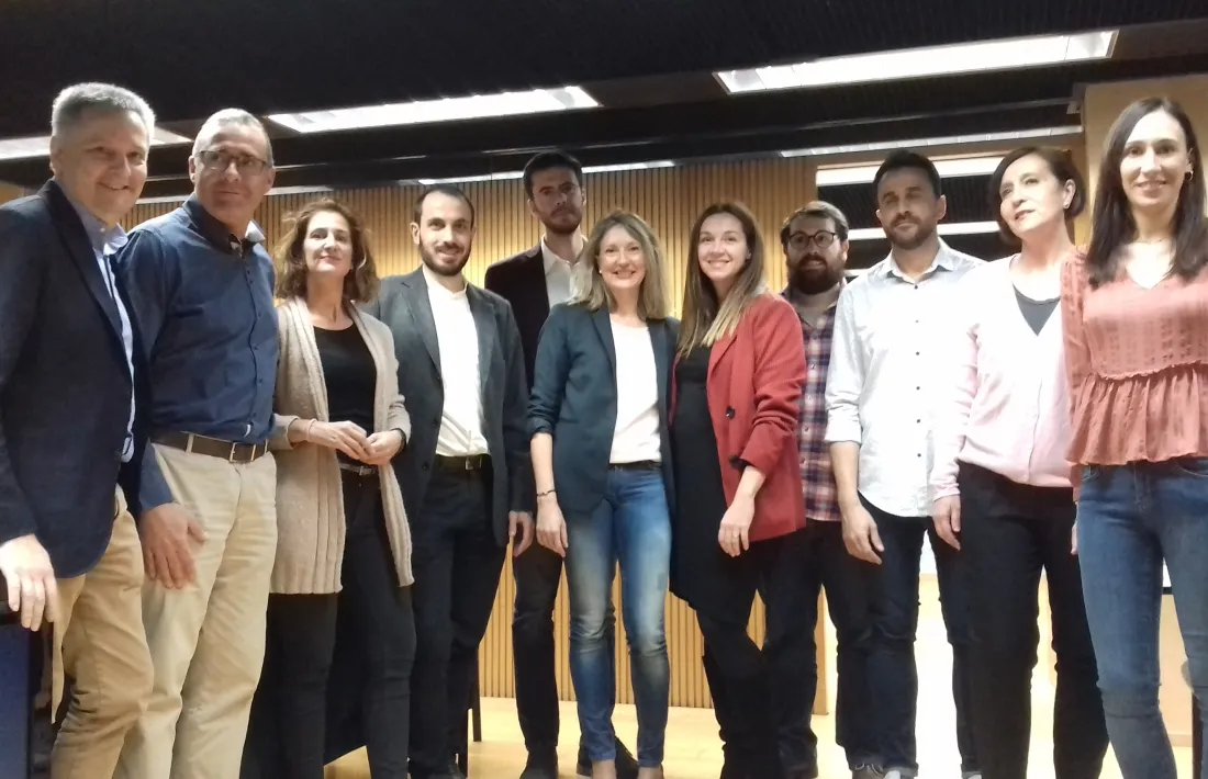 El cap de llista de Desperta Laurèdia, al mig dels membres de la candidatura.